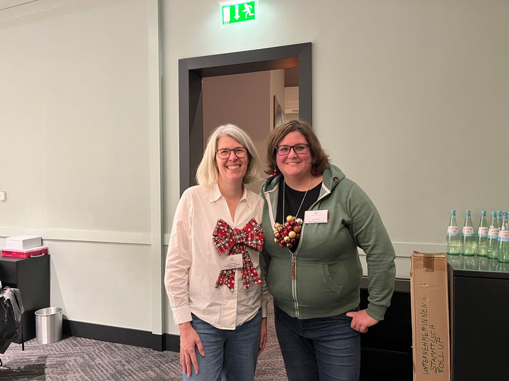 Jutta Harmeyer und Vera Diesel – festlich geschmückt.