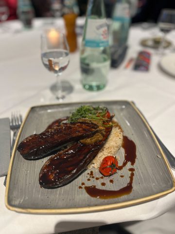 2026-1-2 Teller mit Abendessen: Auberginen