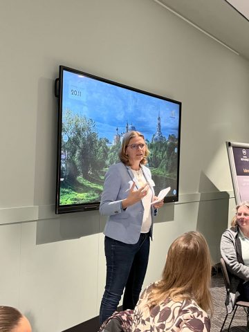 Kerstin Kümper steht vor den Zuhörerinnen